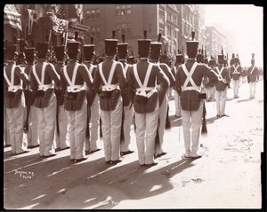 Uitzicht op West Point cadetten in de Dewey Parade op Fifth Avenue, New York, 1899